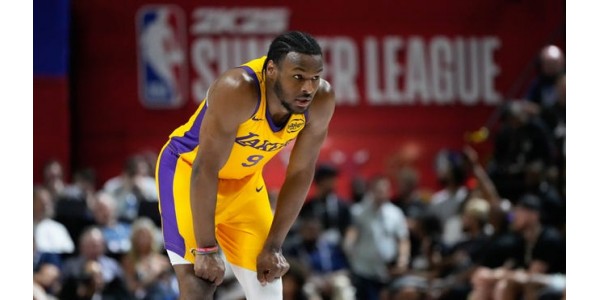 LeBron James ostvaruje svoju ideju da zasvira na istoj pozornici sa svojim sinom LeBron James ostvaruje svoju ideju da zasvira na istoj pozornici sa svojim sinom